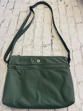LULULEMON GREEN CROSSBODY BAG
NEW CONDITION NEVER USED